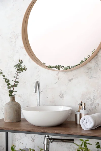 Innenraum Des Badezimmers Mit Stilvollem Spiegel — Stockfoto