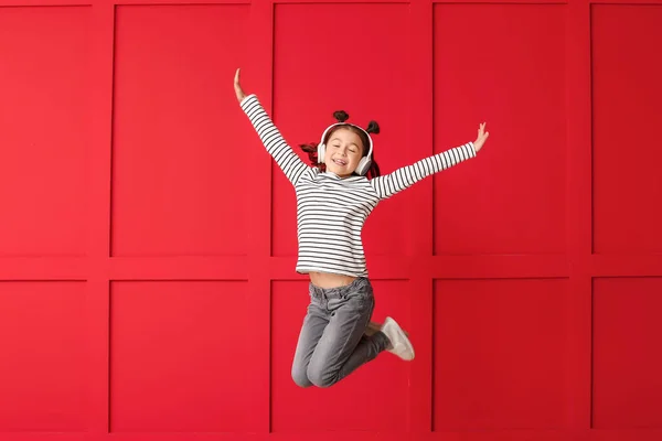 Nettes Springendes Mädchen Auf Farbigem Hintergrund — Stockfoto