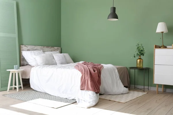 居心地の良いベッドルームのスタイリッシュなインテリア — ストック写真