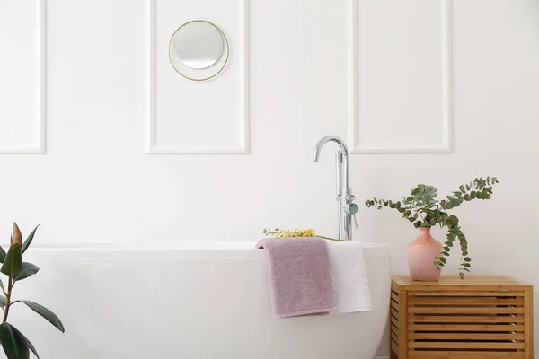 Innenraum Des Badezimmers Mit Floralem Dekor — Stockfoto