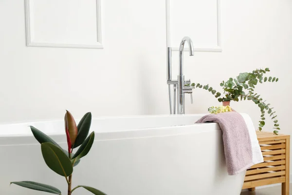 Interior Del Baño Con Decoración Floral — Foto de Stock