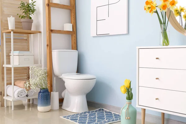 Interior Bathroom Fresh Flowers — Stock Photo, Image