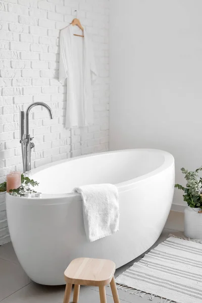 Fürdőszoba Belseje Virágdíszítéssel — Stock Fotó
