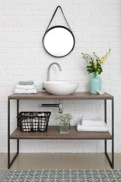 Interior Del Baño Con Flores Frescas —  Fotos de Stock