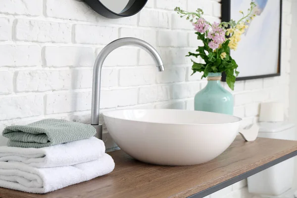 Interior Bathroom Fresh Flowers — Stock Photo, Image