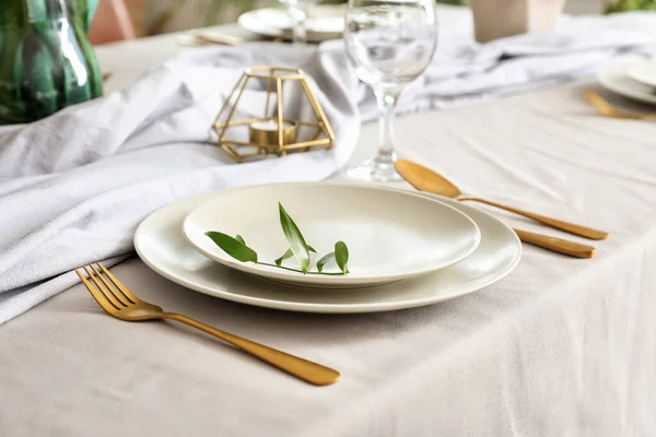 현대식 식당에서 식탁을 차리다 — 스톡 사진