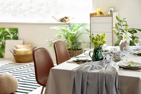 현대식 식당에서 식탁을 차리다 — 스톡 사진