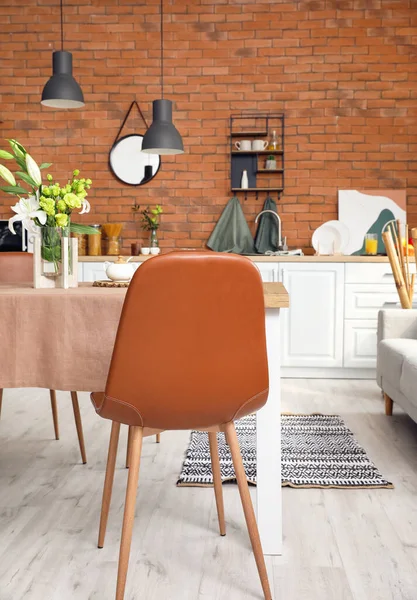 Interieur Van Moderne Stijlvolle Eetkamer Met Bloemdecoratie — Stockfoto