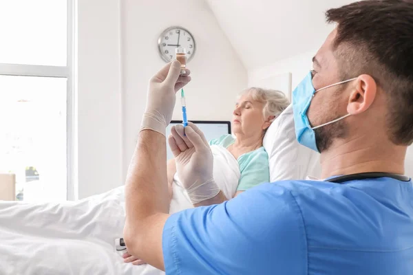 Médecin Masculin Travaillant Avec Patient Âgé Dans Une Chambre Hôpital — Photo