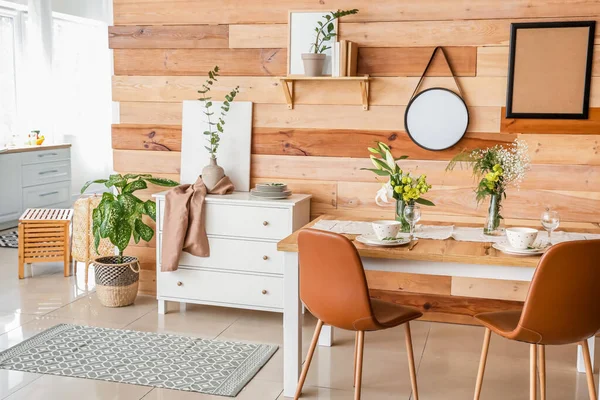 Çiçekli modern şık yemek odasının içi.