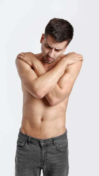 Giovane Uomo Con Anoressia Sfondo Colore — Foto Stock