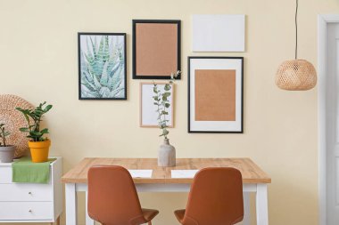 Modern şık yemek odasının içi.