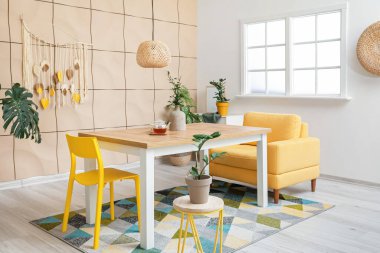 Modern şık yemek odasının içi.