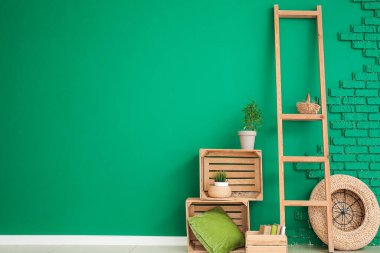 Yeşil duvarlı modern oturma odasının içi.