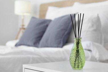 Yatak odasındaki masada Reed ayırıcı