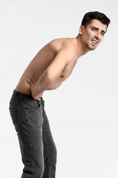 Giovane Uomo Con Anoressia Sfondo Colore — Foto Stock