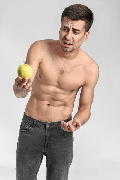 Malade Homme Avec Pomme Sur Fond Couleur Concept Anorexie — Photo