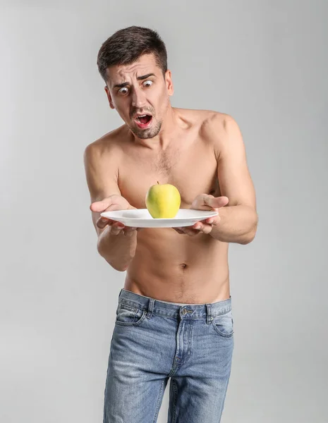 Homme Effrayé Avec Pomme Sur Fond Gris Concept Anorexie — Photo