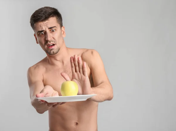Rädd Man Med Äpple Grå Bakgrund Begreppet Anorexi — Stockfoto