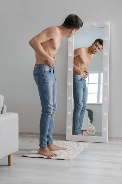 Молодой Человек Анорексией Смотрит Свое Отражение Зеркале Дома — стоковое фото