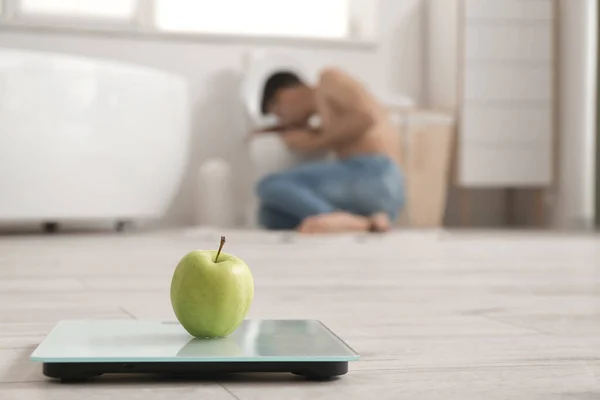 Scales Apple Floor Bathroom Concept Anorexia — Stock Photo, Image