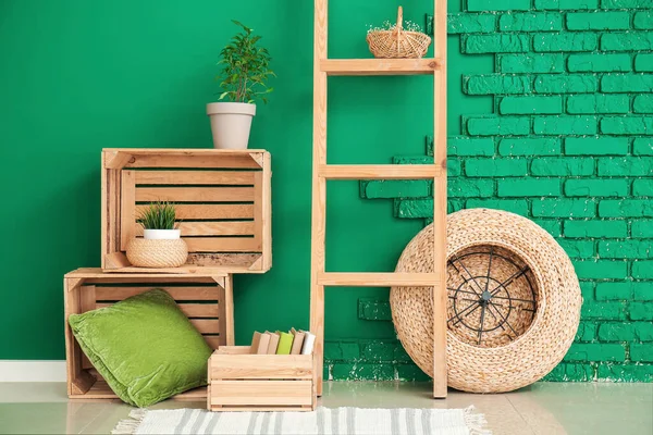 Yeşil duvarlı modern oturma odasının içi.