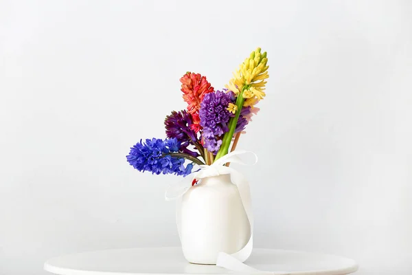 Vase Mit Schönen Hyazinthenblüten Auf Dem Tisch Vor Grauem Hintergrund — Stockfoto