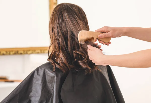 Peluquería Profesional Trabajando Con Cliente Salón Belleza — Foto de Stock