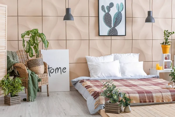 緑の観葉植物と寝室のスタイリッシュなインテリア — ストック写真
