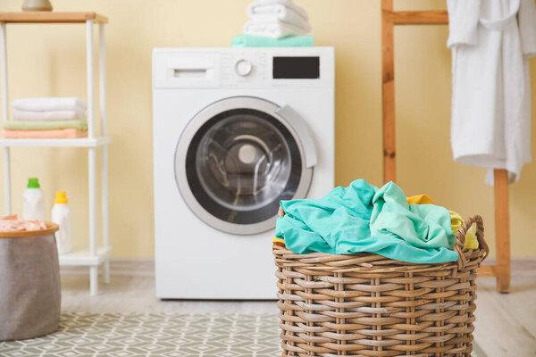 Корзина с прачечной в ванной комнате
