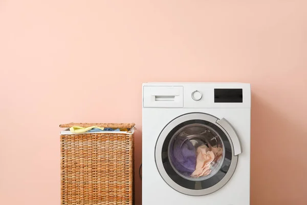 Tvättmaskin Och Korg Med Tvättstuga Nära Färgvägg — Stockfoto