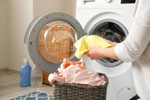 Giovane Donna Che Bucato Casa — Foto Stock