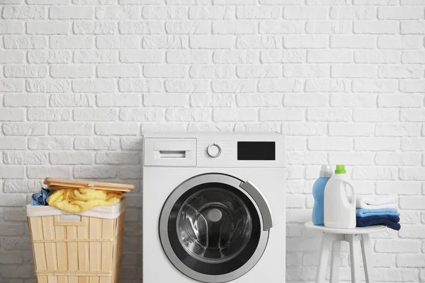 Máquina Lavar Roupa Cesta Com Lavanderia Perto Parede Tijolo Branco — Fotografia de Stock