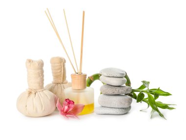 Beyaz arkaplanda güzel bir spa kompozisyonu