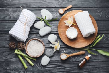 Ahşap arka planda güzel bir spa kompozisyonu