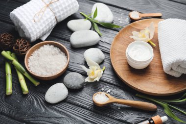 Ahşap arka planda güzel bir spa kompozisyonu