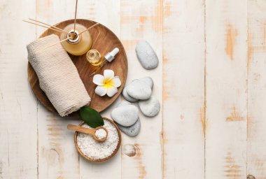Beyaz ahşap arka planda güzel bir spa kompozisyonu