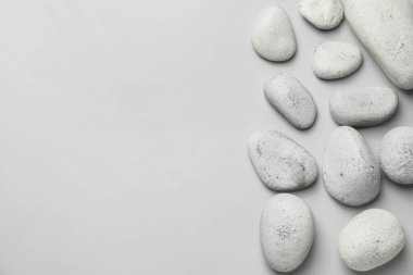 Işık arkaplanındaki spa taşları