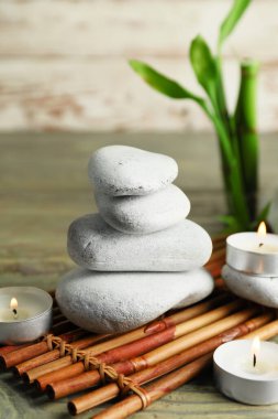 Ahşap arka planda güzel bir spa kompozisyonu