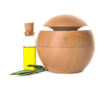 Beyaz arkaplanda Aroma yağı ayırıcı