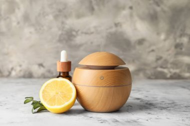 Aroma yağı ayırıcı gri arkaplanda