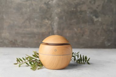 Aroma yağı ayırıcı gri arkaplanda