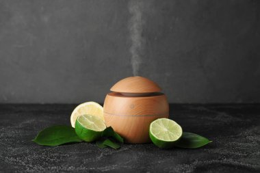 Aroma yağı ayırıcı koyu arkaplanda