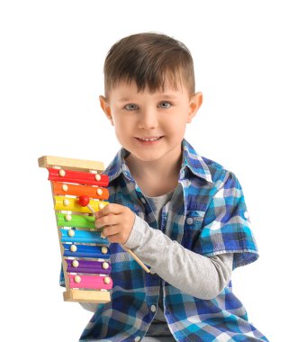 Beyaz arka planda oyuncağı olan küçük çocuk.