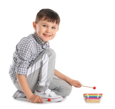 Beyaz arka planda oyuncakları olan küçük çocuk.