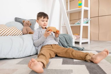 Küçük çocuk evde oynuyor.