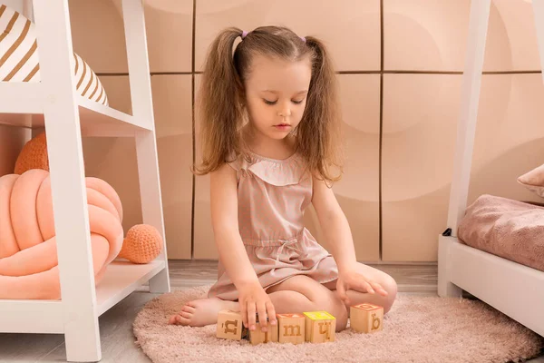 Kis Lány Játszik Otthon — Stock Fotó
