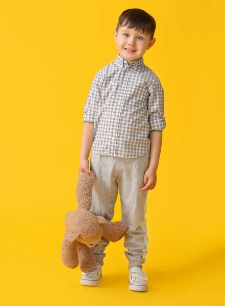 Liten Pojke Med Leksak Färg Bakgrund — Stockfoto