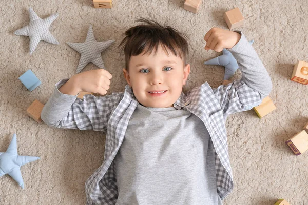 Niño Pequeño Con Juguetes Tumbado Suelo Vista Superior — Foto de Stock