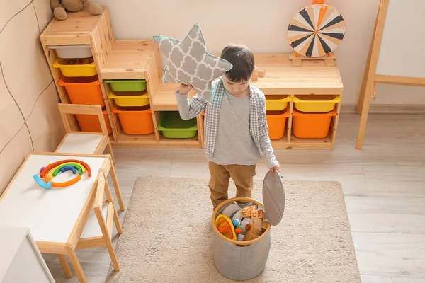 Kleiner Junge Mit Spielzeug Hause — Stockfoto